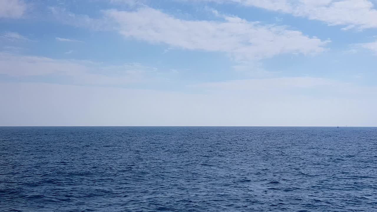 바다와 하늘의 구름의 풍경. 바다 위의 은 날씨에 구름과 함께 파란 하늘.