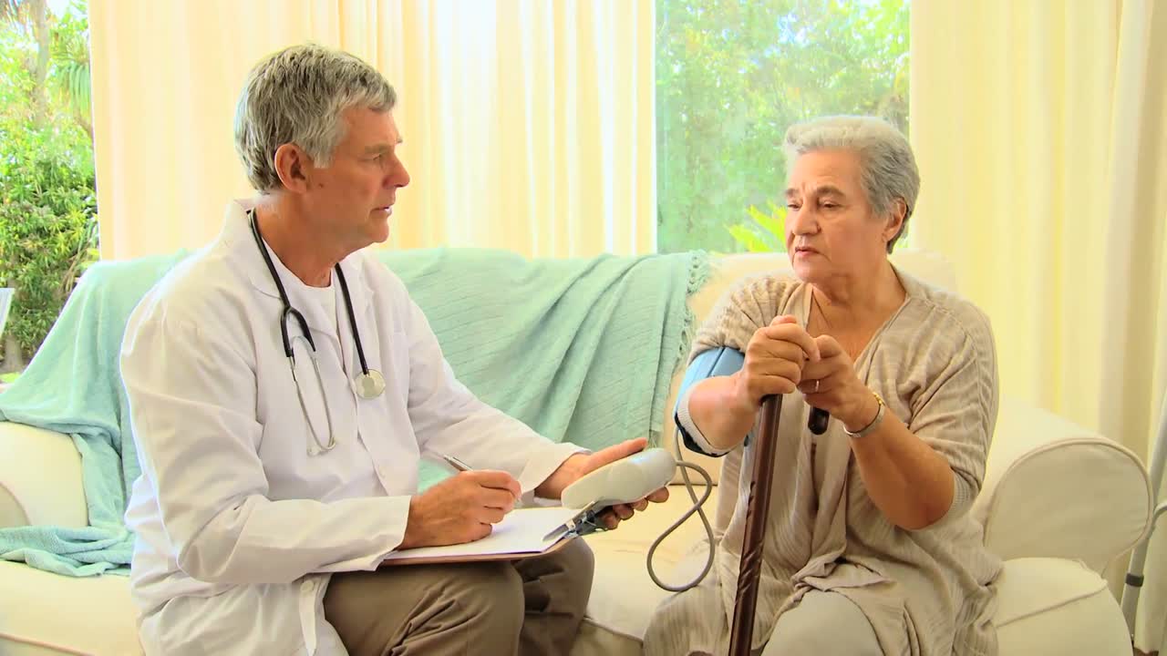 의사가 혈압을 측정하는 것