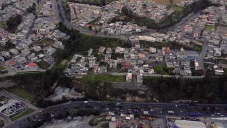 Toma-Aérea-Panorámica-Horizontal-De-4k-Del-Intercambio-De-La-Avenida-General-Rumiñahui-En-El-Sur-De-La-Ciudad-De-Quito,-Sector-Monjas,-Pichincha-Ecuador,-Mostrando-El-Flujo-De-Tráfico-En-La-Avenida