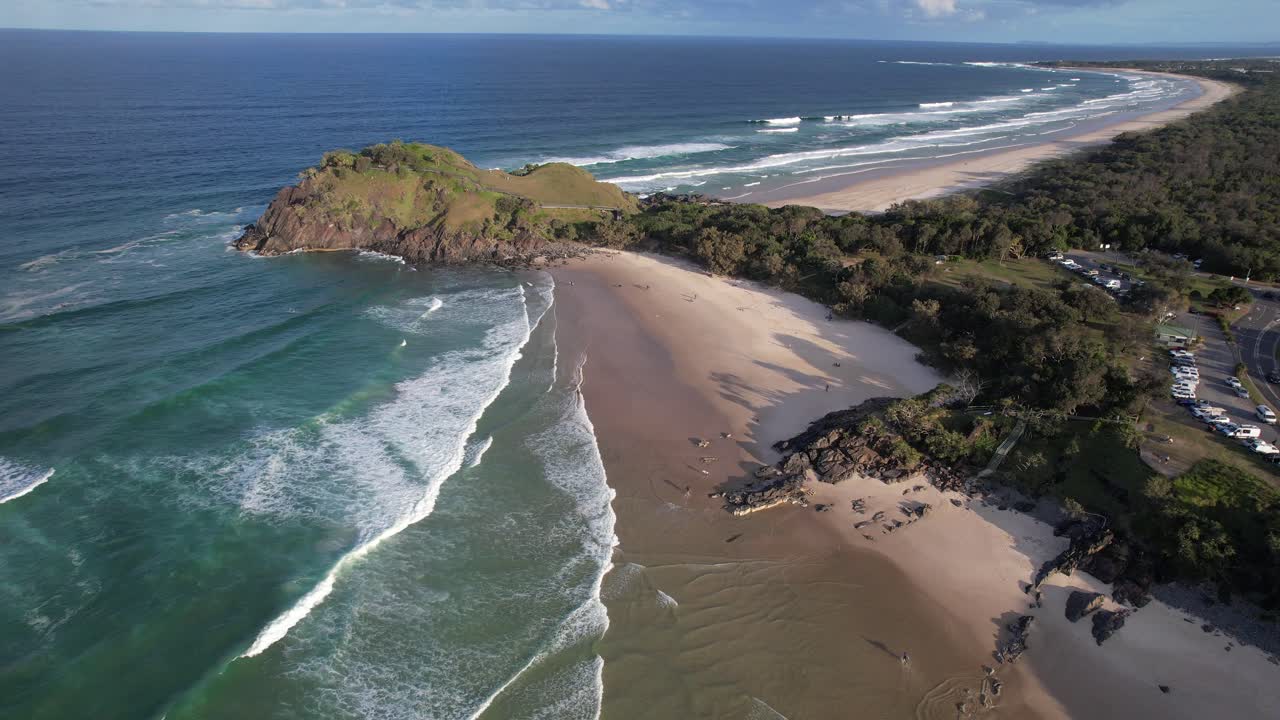 Vista aerea di una splendida spiaggia e costa