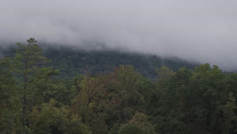 lapso de tiempo de las montañas humeantes