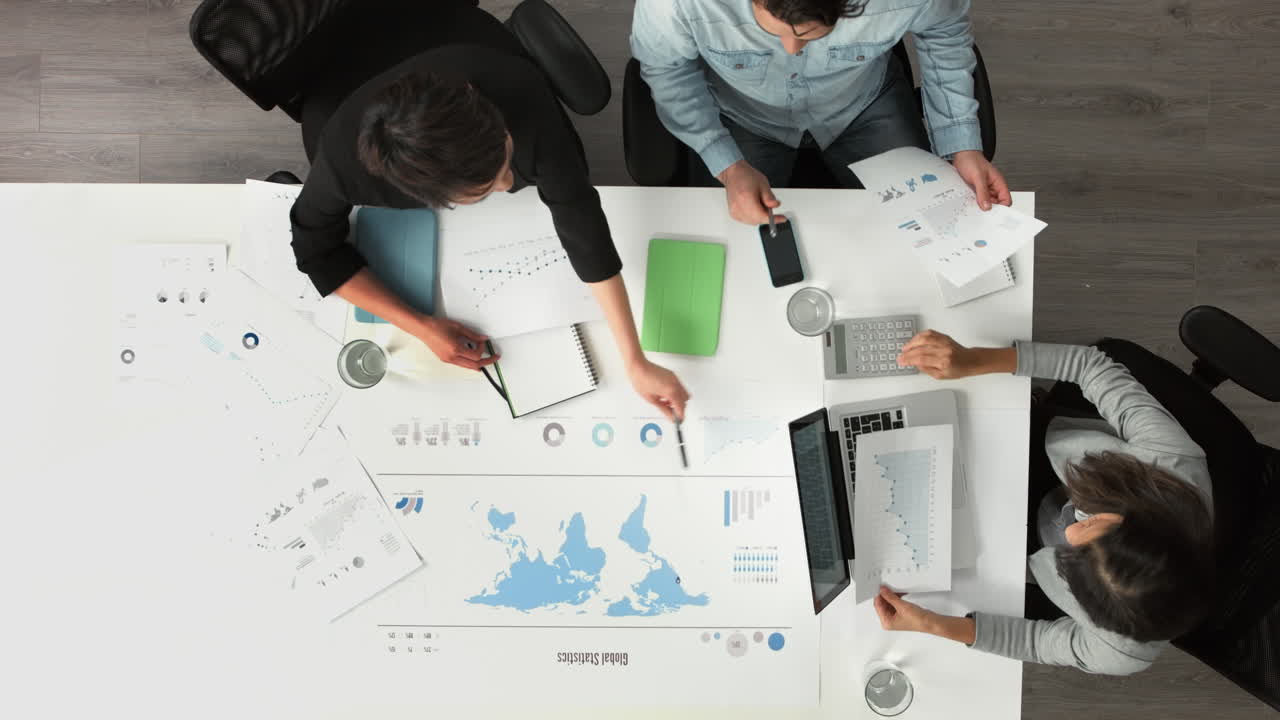 팀워크를 보여주는 비즈니스 미팅 아리얼 뷰