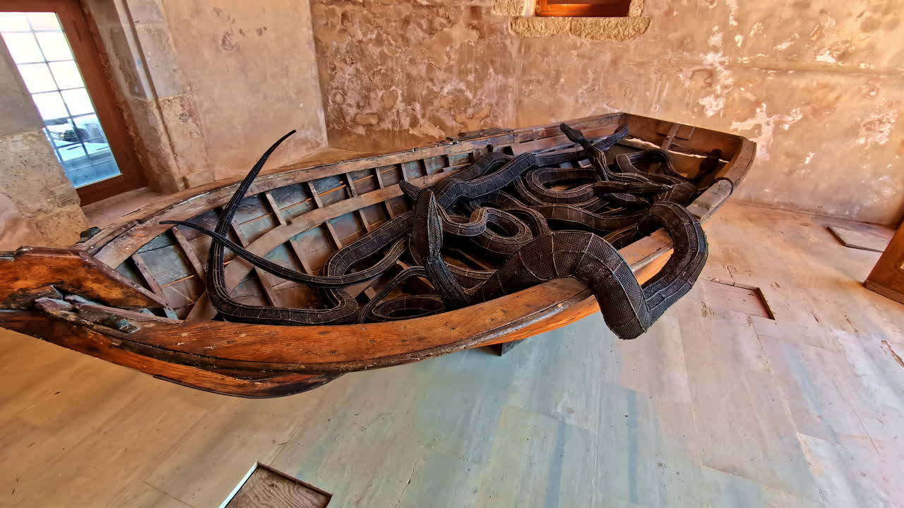 Opera d'arte con serpenti e una barca al Castello Fortezza Veneziana (Fortezza di Rethymno) a Creta, Grecia. Primo piano