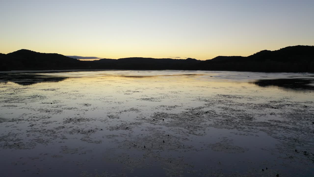 평온한 호수변 해가 지는