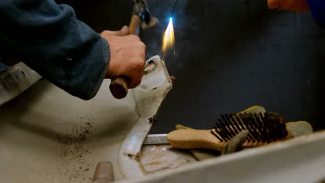 Mecánico-Martillando-Piezas-De-Automóviles-En-El-Taller-De-Reparación-4k