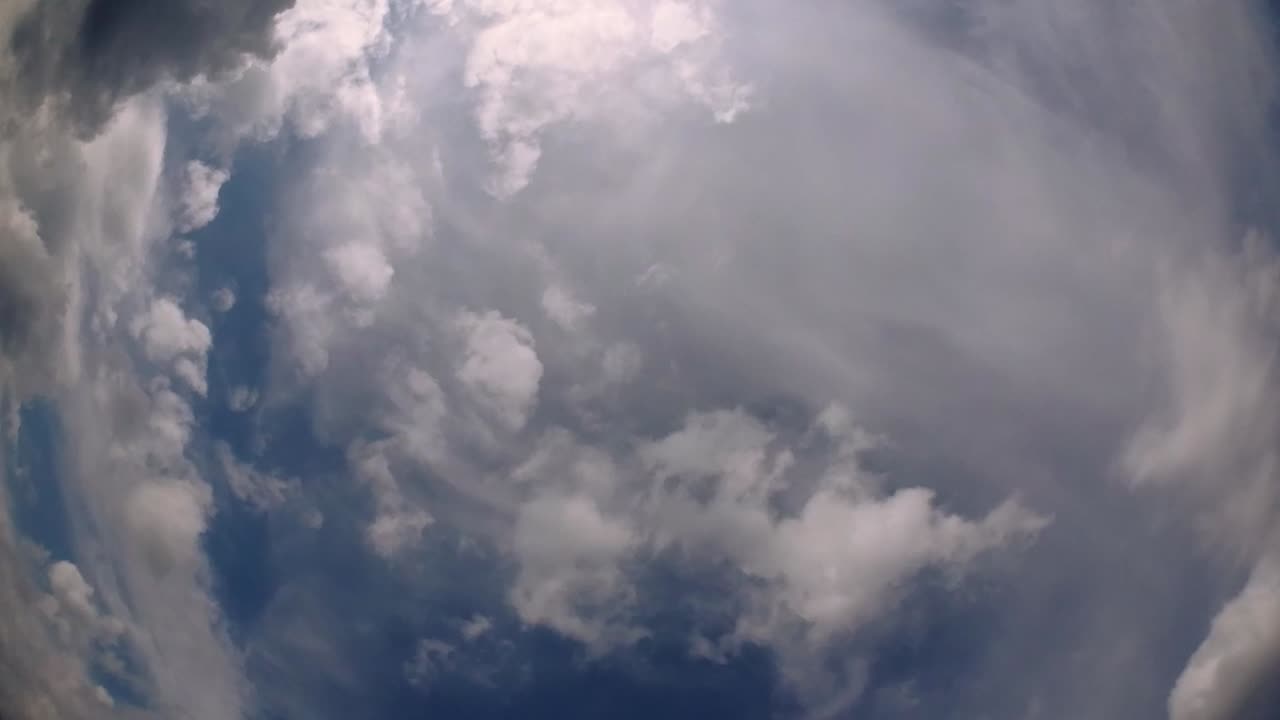 cielo azul y capa de nubes moviéndose en una hermosa tarde soleada