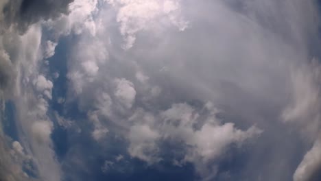 Blauer-Himmel-Und-Wolkenschicht,-Die-Sich-An-Einem-Schönen-Sonnigen-Nachmittag-Bewegen