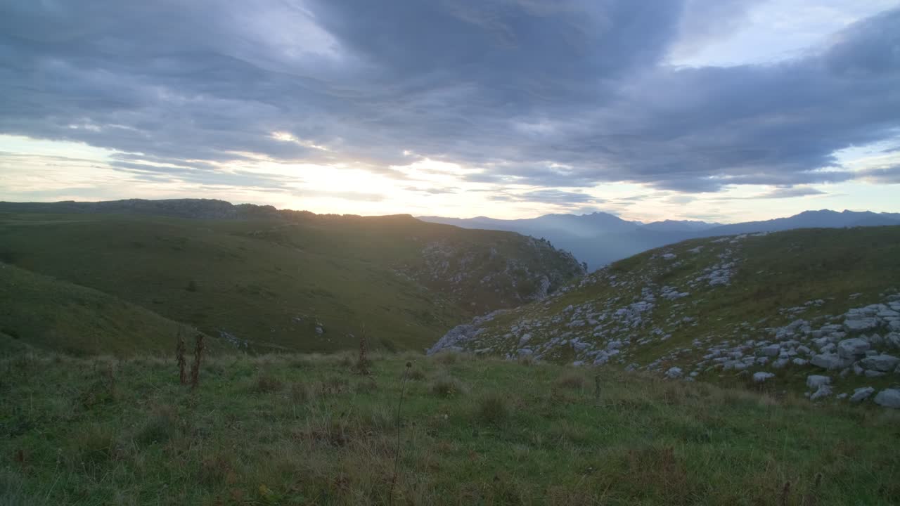 caminar por el terreno escarpado de la montaña fisht: vistas impresionantes y campos alpinos