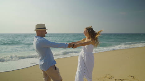 pareja feliz enamorada divirtiéndose en la playa
