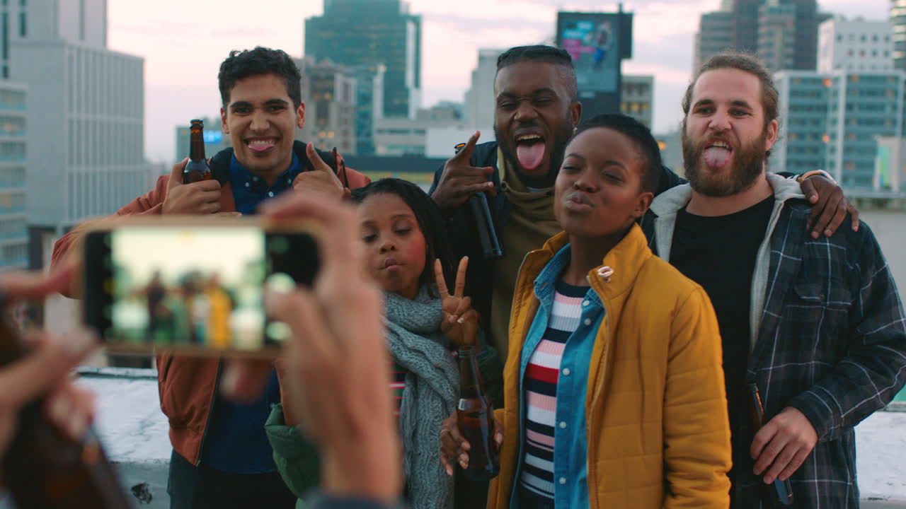 fiesta en el techo, amigos y tomando fotos con el teléfono inteligente
