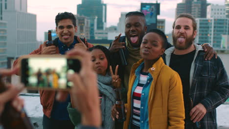 fiesta en el techo, amigos y tomando fotos con el teléfono inteligente