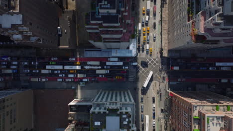 Vista-Aérea-De-Pájaros-Vista-De-Arriba-Hacia-Abajo-De-Calles-E-Intersecciones-Obstruidas-Por-Vehículos.-Tráfico-Pesado-En-La-Ciudad.-Manhattan,-Ciudad-De-Nueva-York,-Estados-Unidos