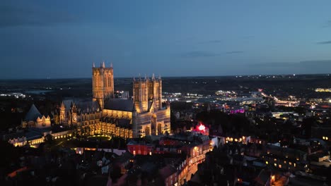 Luftaufnahmen-Von-Drohnen-Zeigen-Die-Berühmte-Lincoln-Cathedral-In-Lincolnshire,-Großbritannien,-In-Der-Abenddämmerung-Und-Betonen-Ihre-Beleuchtete-Gotische-Architektur