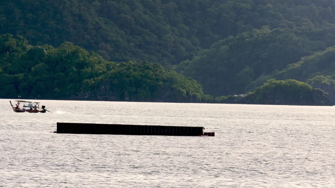 좋은 날씨에 휴일에 부드러운 파도와 함께 바다와 산이 내려다 보이는 해변의 전망, 사툰 지방, 태국