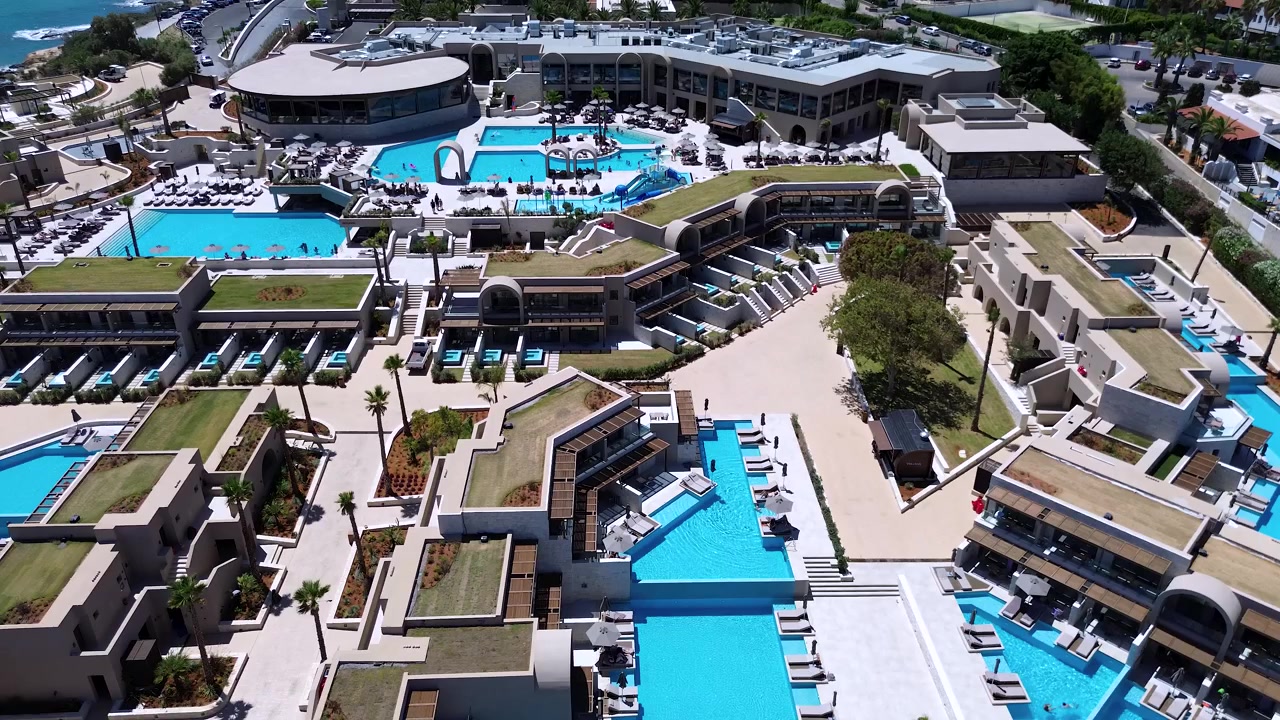 Modern Mimariye Sahip, Çok Sayıda Yüzme Havuzu ve Su Kaydırağı Bulunan Lüks Tatil Köyü Oteli, Havadan Görünüm. Nana Royal, Hersonissos, Girit, Yunanistan, Havadan Görünüm