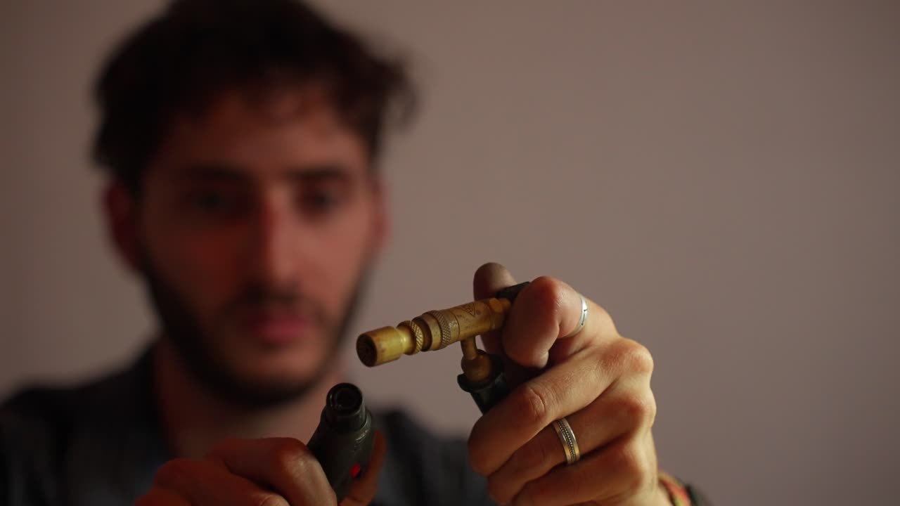 una persona sostiene una antorcha de llama que emite un fuego brillante.