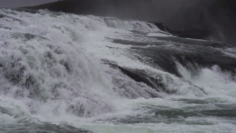 Poderosas-Cascadas-De-Cascada-De-Gullfoss,-Islandia,-Primer-Plano-Panorámico-En-Cámara-Lenta