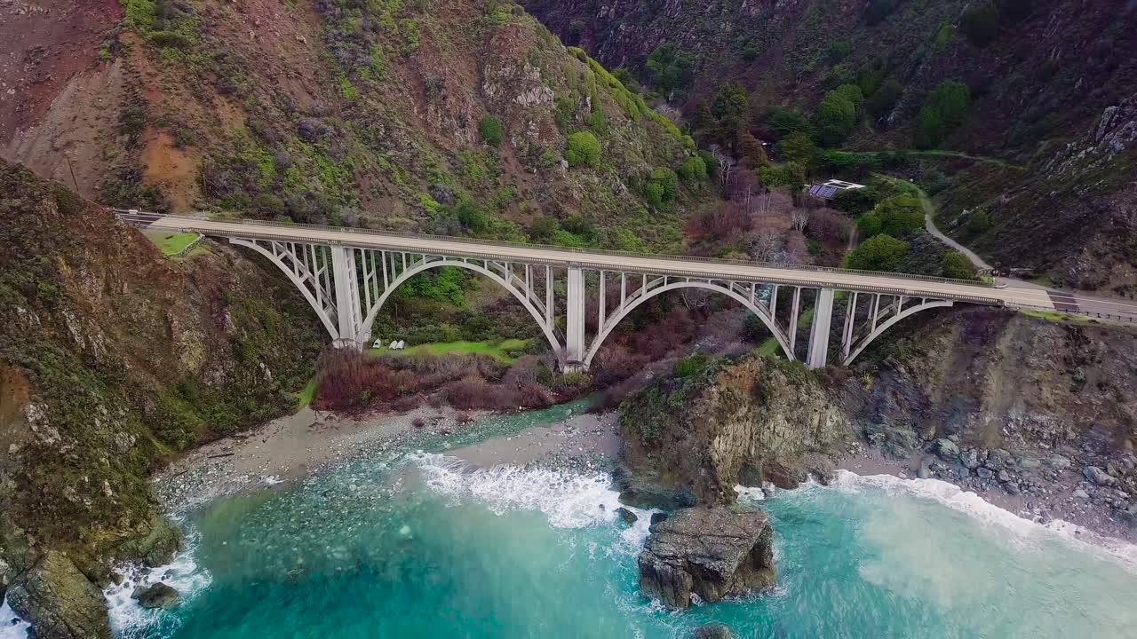빅 서 (big sur) 의 픽스비 크리크 (bixby creek) 다리와 태평양 (pacific ocean) 의 공중 백 뷰 (aerial pullback view)