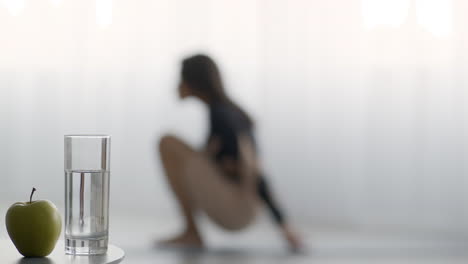 mujer haciendo ejercicio, estilo de vida saludable, manzana y agua