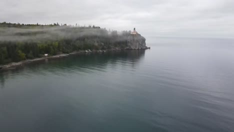 Vista-Aérea-Del-Parque-Estatal-Split-Rock-Lighthouse-En-La-Costa-Norte-De-Minnesota,-Lago-Superior