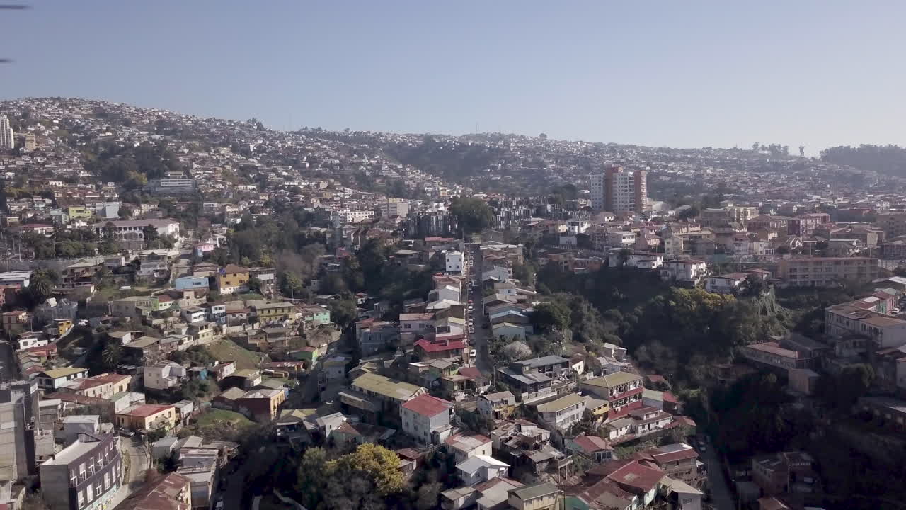 drone aéreo en las colinas de valparaíso, chile