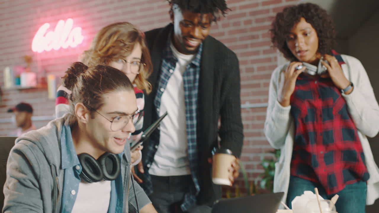 Laptop, wow e collaborazione con un uomo d'affari