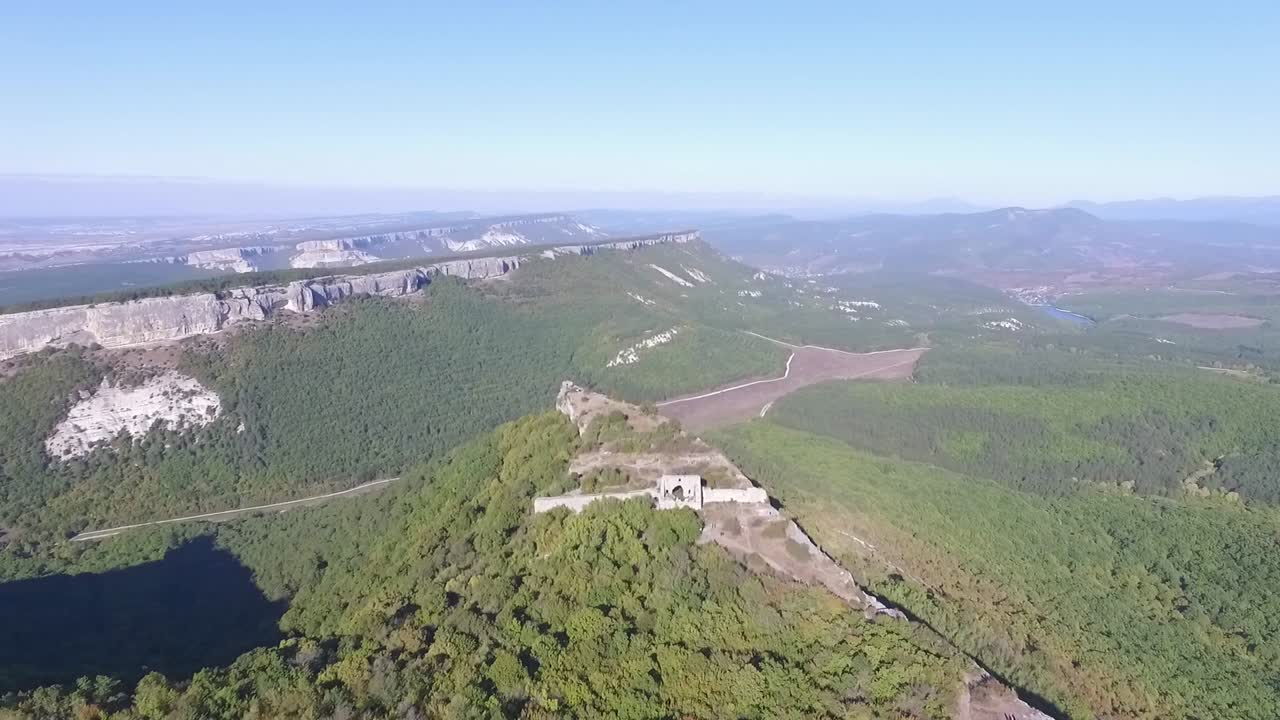 고대 유적 들 이 있는 산악 풍경 의 공중 사진