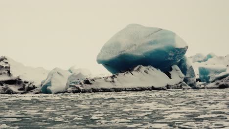 Diferentes-Movimientos-De-Cámara-Que-Muestran-Icebergs-En-La-Laguna-Glaciar,-Islandia