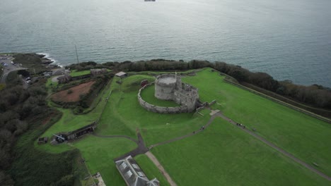 Perspectiva-Aérea-Del-Castillo-De-Pendennis,-En-Falmouth.