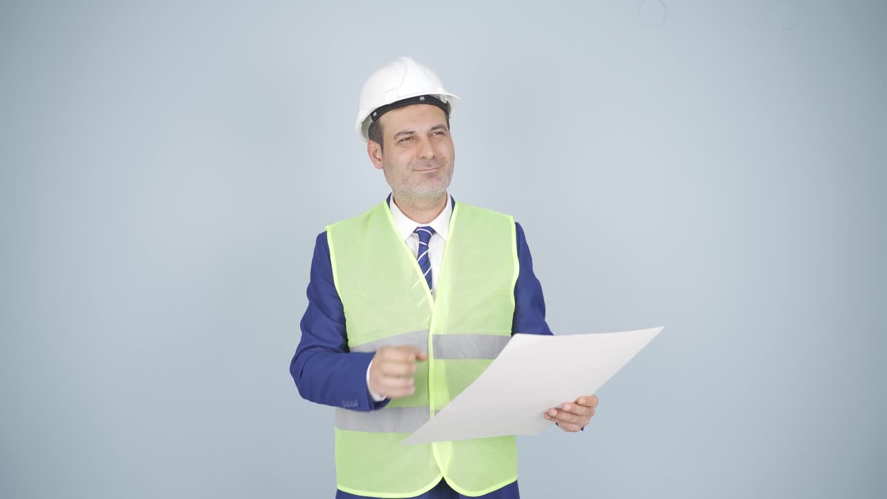 un ingeniero que hace cálculos relacionados con el trabajo.