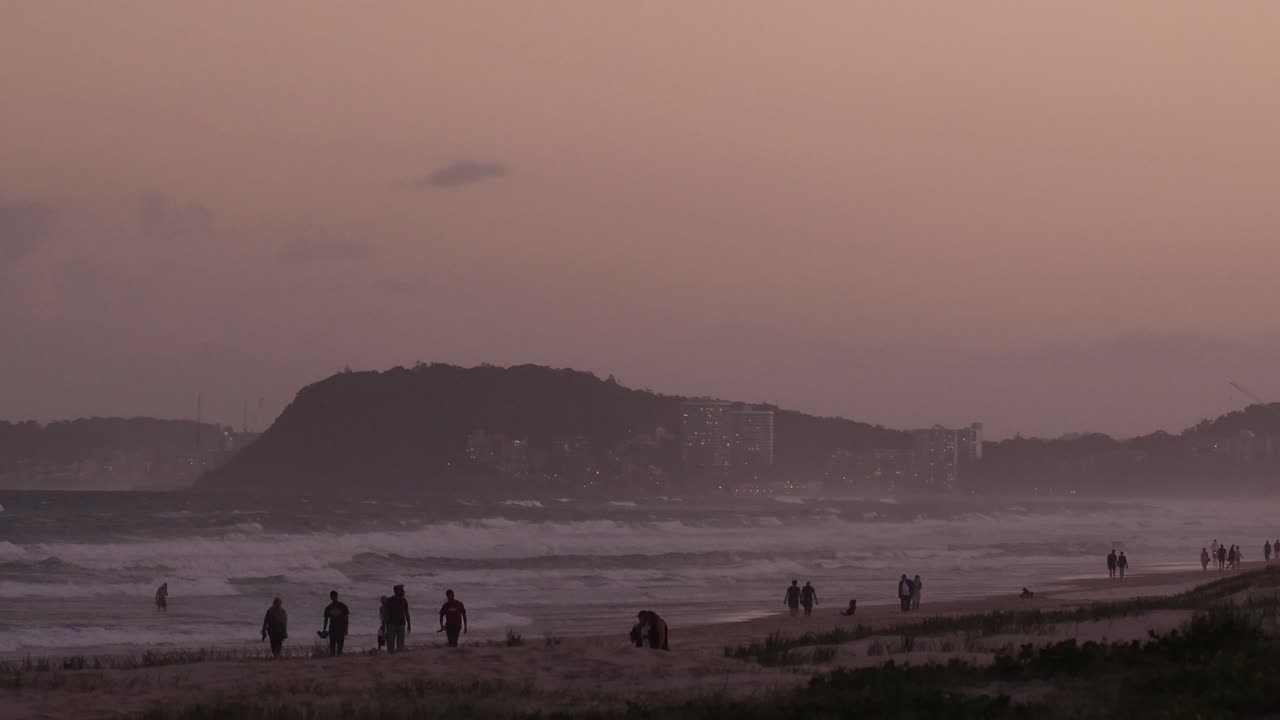 해가 지는 해변에서 는 사람들, 배경의 도시