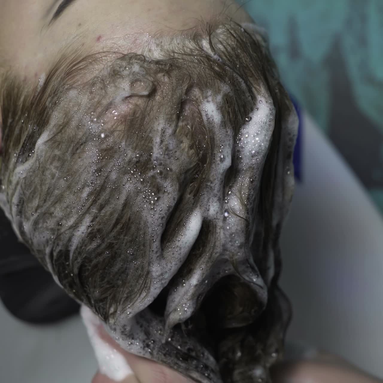 el estilista se muere el cabello.