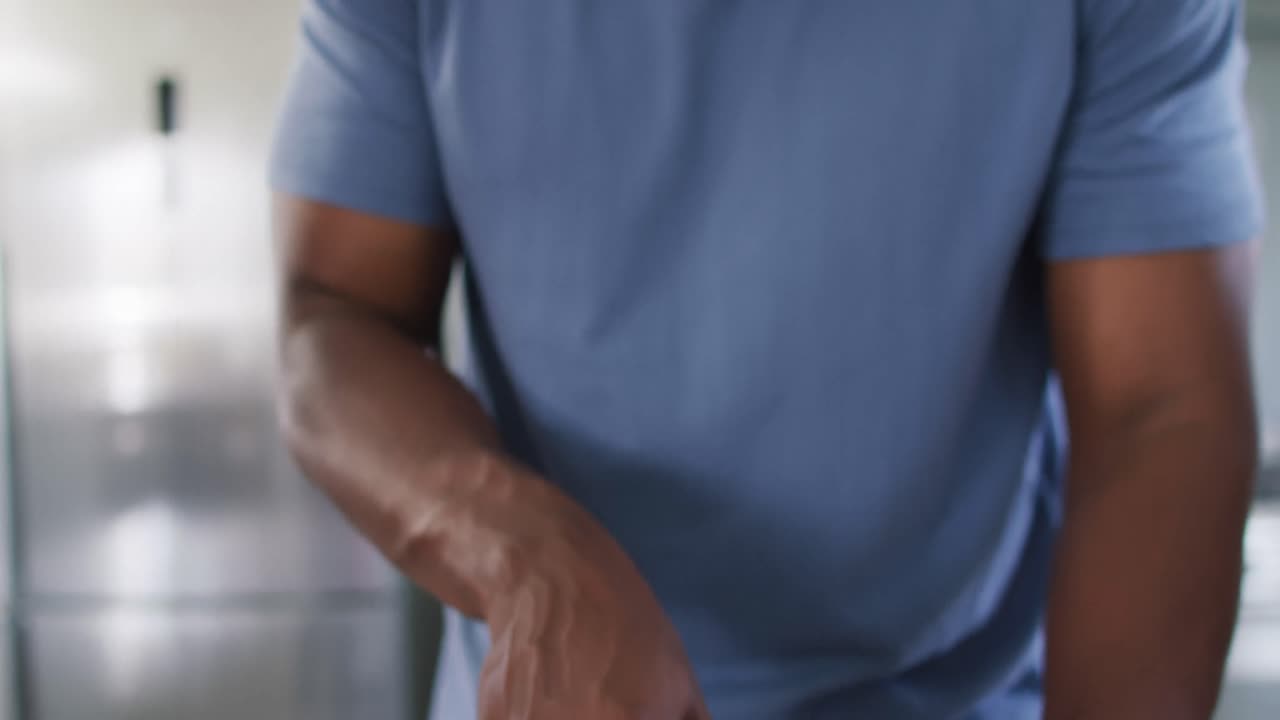 feliz hombre afroamericano cortando hongos en la cocina en cámara lenta