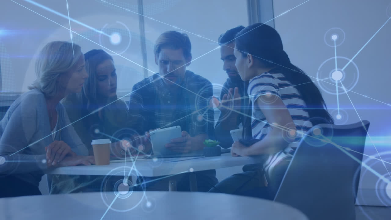 animación de la red de conexiones a través de diversas personas de negocios que se reúnen en la oficina