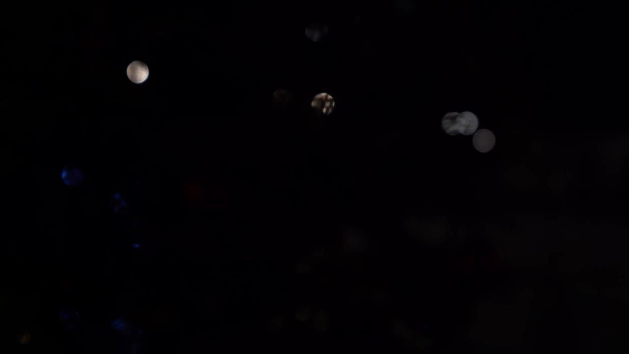 꽃받침의 불빛의 보케 (bokeh of lights of garlands) - 흐릿한 부드러운 초점 (focus) - 꽃꽃받침이 박이고 - 밤의 도시 불빛 (city lights) - 크리스마스 분위기 (christmas mood)