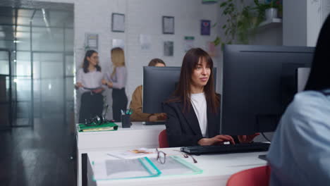 mujeres en un espacio de trabajo de oficina moderno