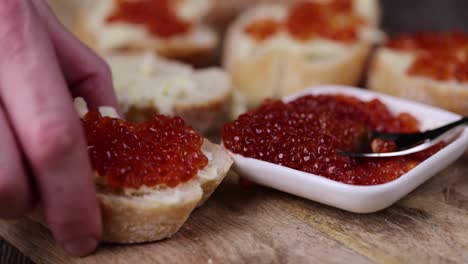 caviar de salmón rojo natural con baguette y mantequilla