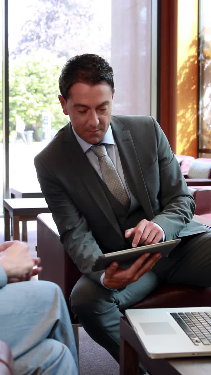 Uomini d'affari che utilizzano tablet digitale in riunione in