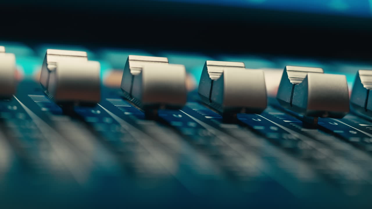 ingeniero de sonido en estudio haciendo música, dj popular asiático trabajando en estudio de radiodifusión o productor de música trabajando en studio de grabación, sala de ensayo, producción de audio.