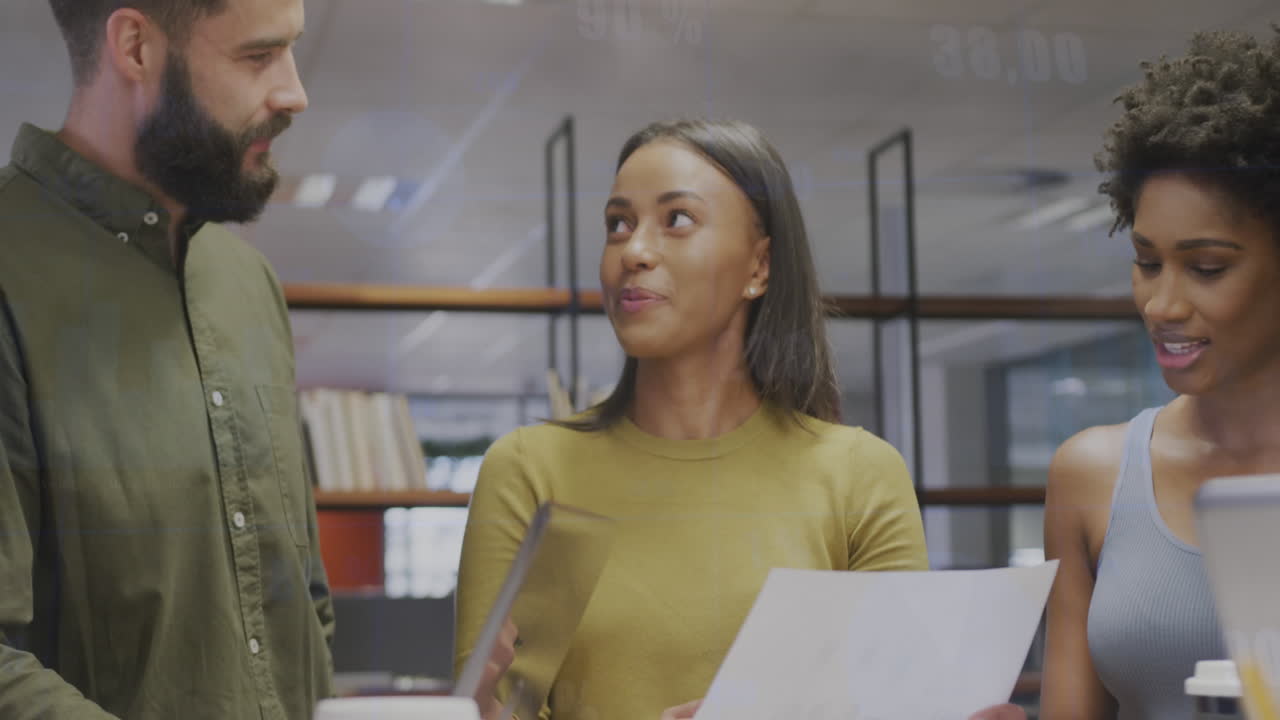 animación de números y gráficos cambiantes sobre diversos compañeros de trabajo que comparten ideas en la oficina