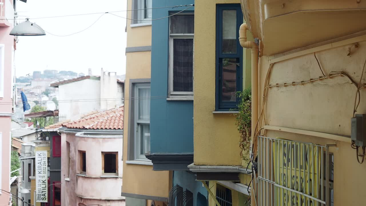 vista de cerca de edificios coloridos en una calle de la ciudad