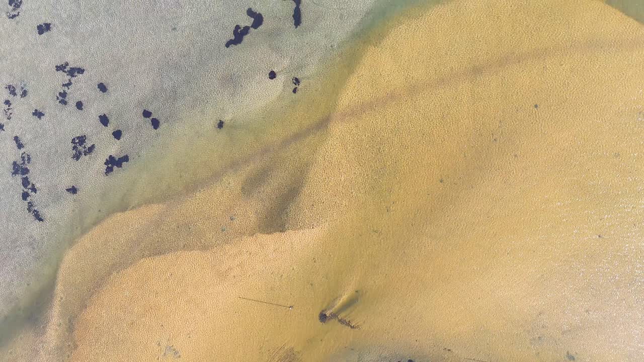 위에서 이동하는 모래와 물의 흐름