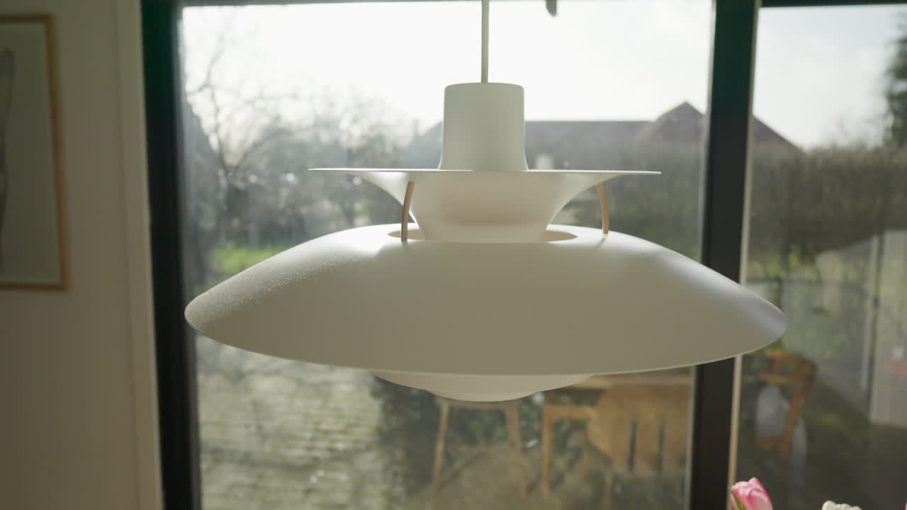 밝은 인테리어에서 현대적인 색 펜던트 조명