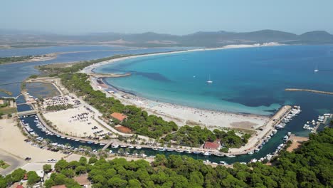 playa spiaggia di porto pino, puerto, barcos y bahía en cerdeña, italia - círculos aéreos 4k