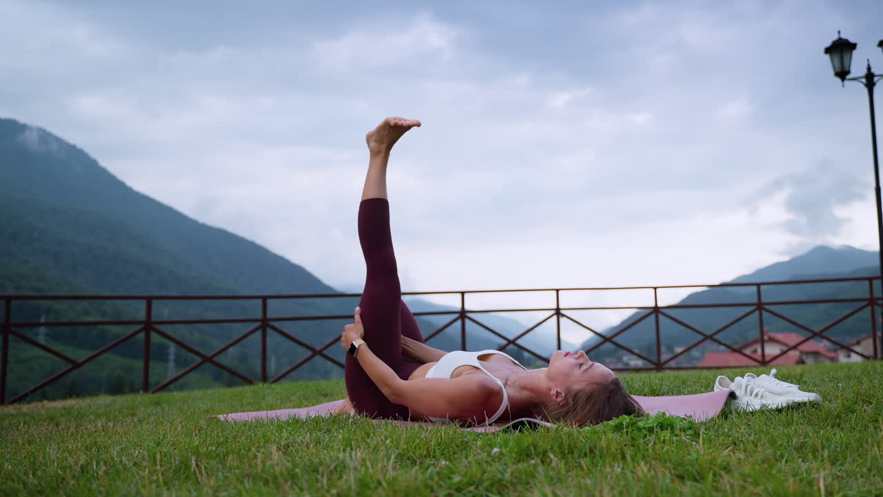 mujer practicando yoga al aire libre en las montañas