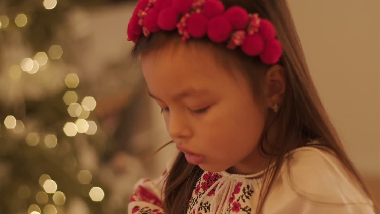 クリスマス祝いの準備をしている母と娘