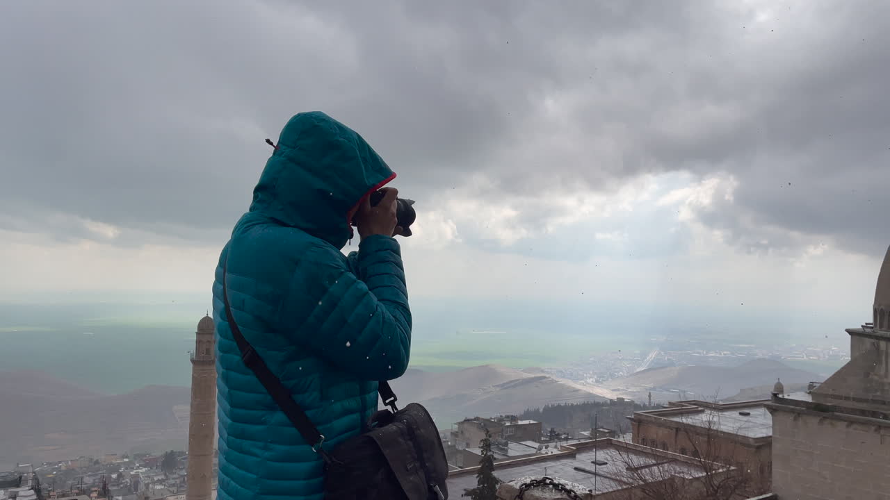 Mentre la telecamera esegue una panoramica da una delle cupole della Madrasa Zinciriye all'altra, occasionalmente vediamo il cameraman che riprende una delle cupole.