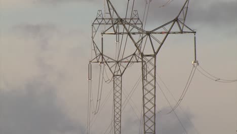 transformadores de líneas eléctricas aéreas uno al lado del otro