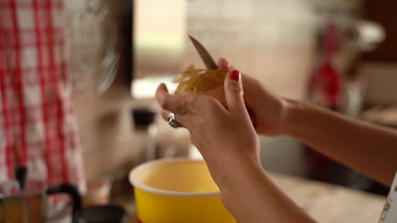 disparo revelador pelando una patata en cámara lenta