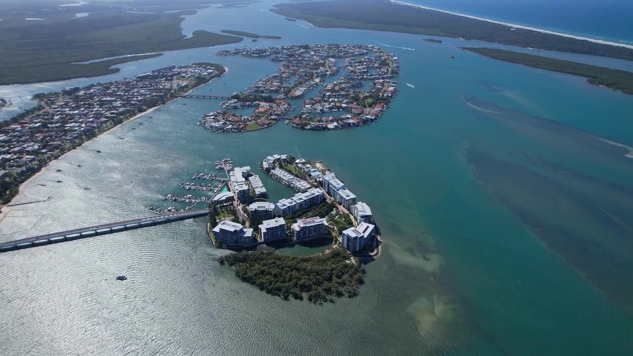 Panoramatický pohled na ostrov Ephraim, Paradise Point na Gold Coast, Austrálie - Záběr z dronu